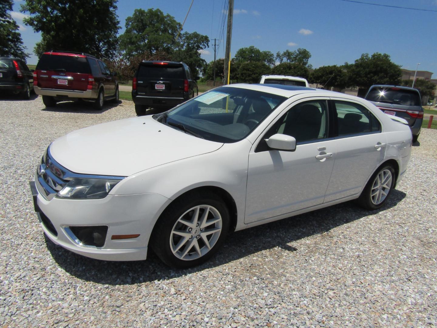 2010 White Ford Fusion V6 SEL (3FAHP0JG1AR) with an 3.0L V6 DOHC 24V engine, Automatic transmission, located at 15016 S Hwy 231, Midland City, AL, 36350, (334) 983-3001, 31.306210, -85.495277 - Photo#2